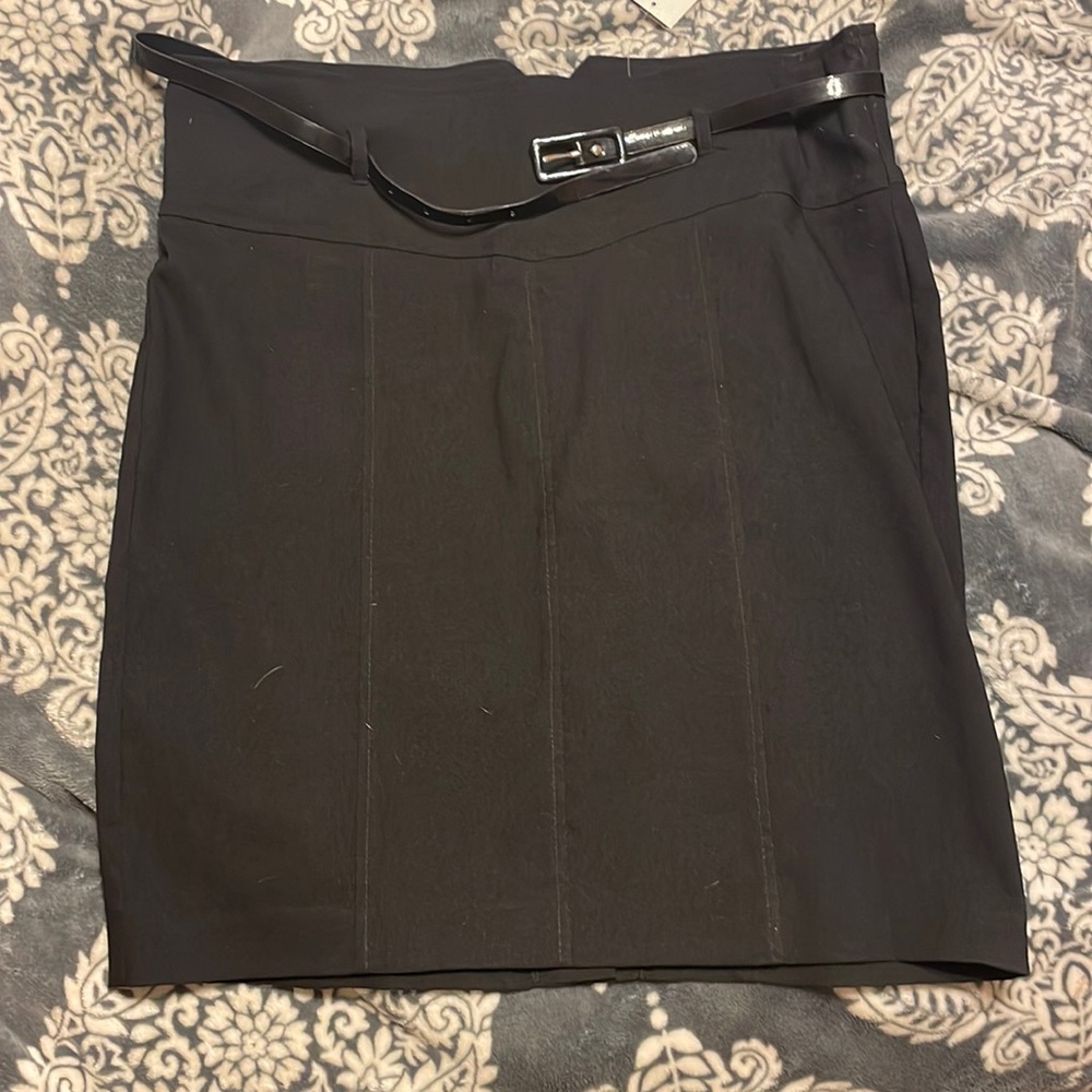 NWOT Adorable black skirt. Perfect for work! Size 11